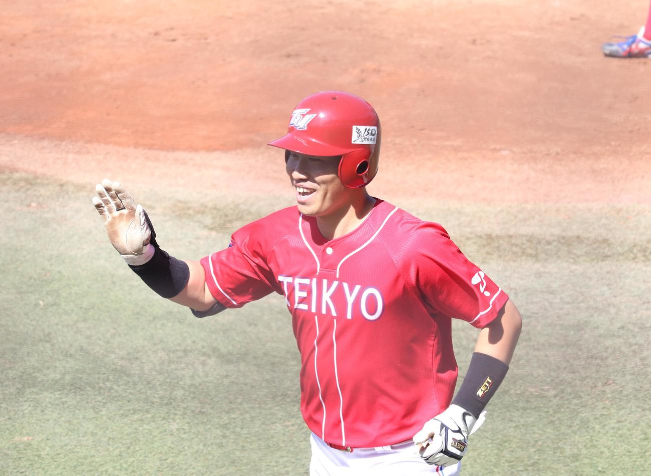 帝京大対筑波大　先制のソロ本塁打を放ち、笑顔の岡野龍太主将（撮影・阿部泰斉）