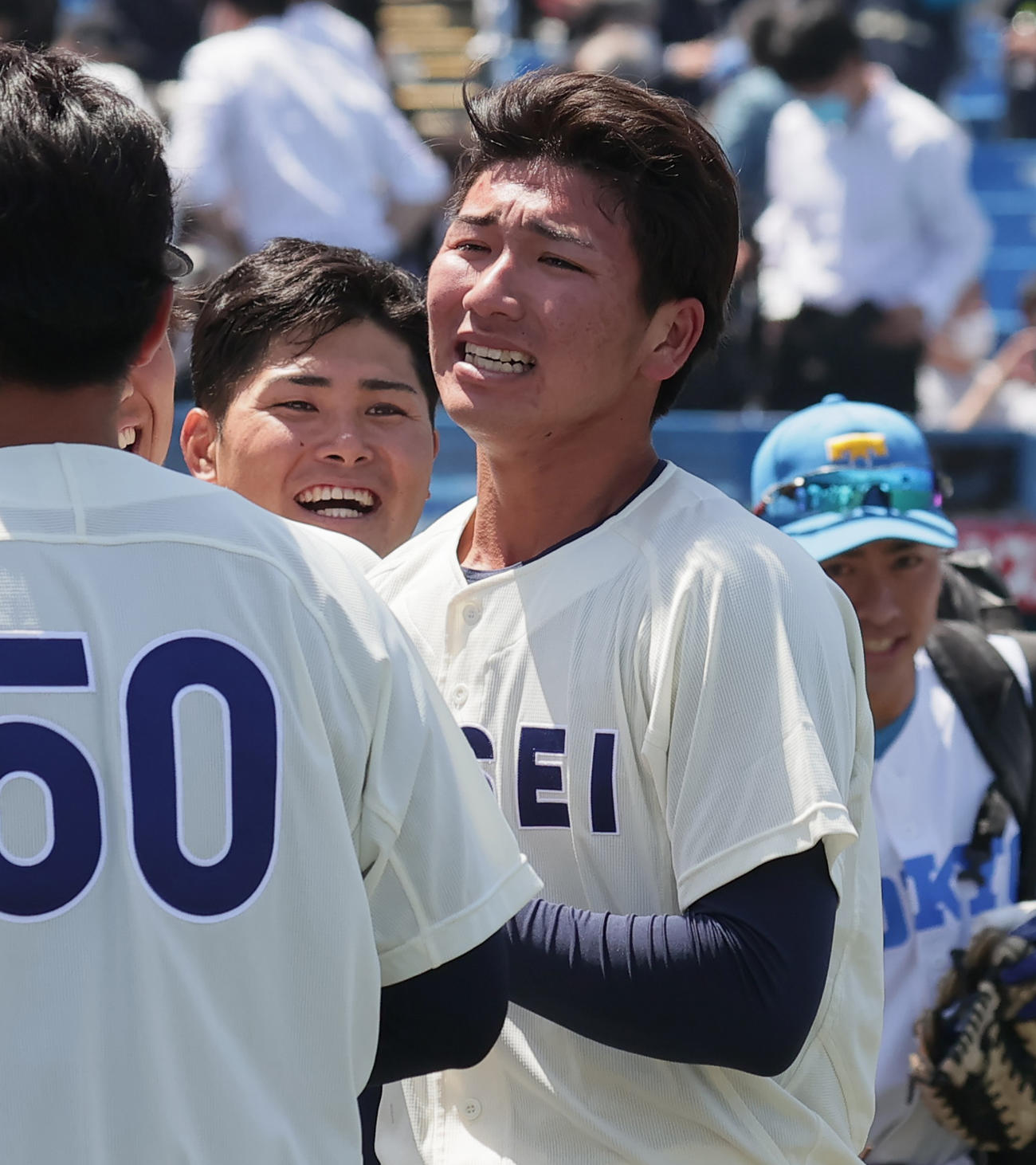 慶大対法大　サヨナラ勝ちに涙の法大先発の篠木（撮影・野上伸悟）