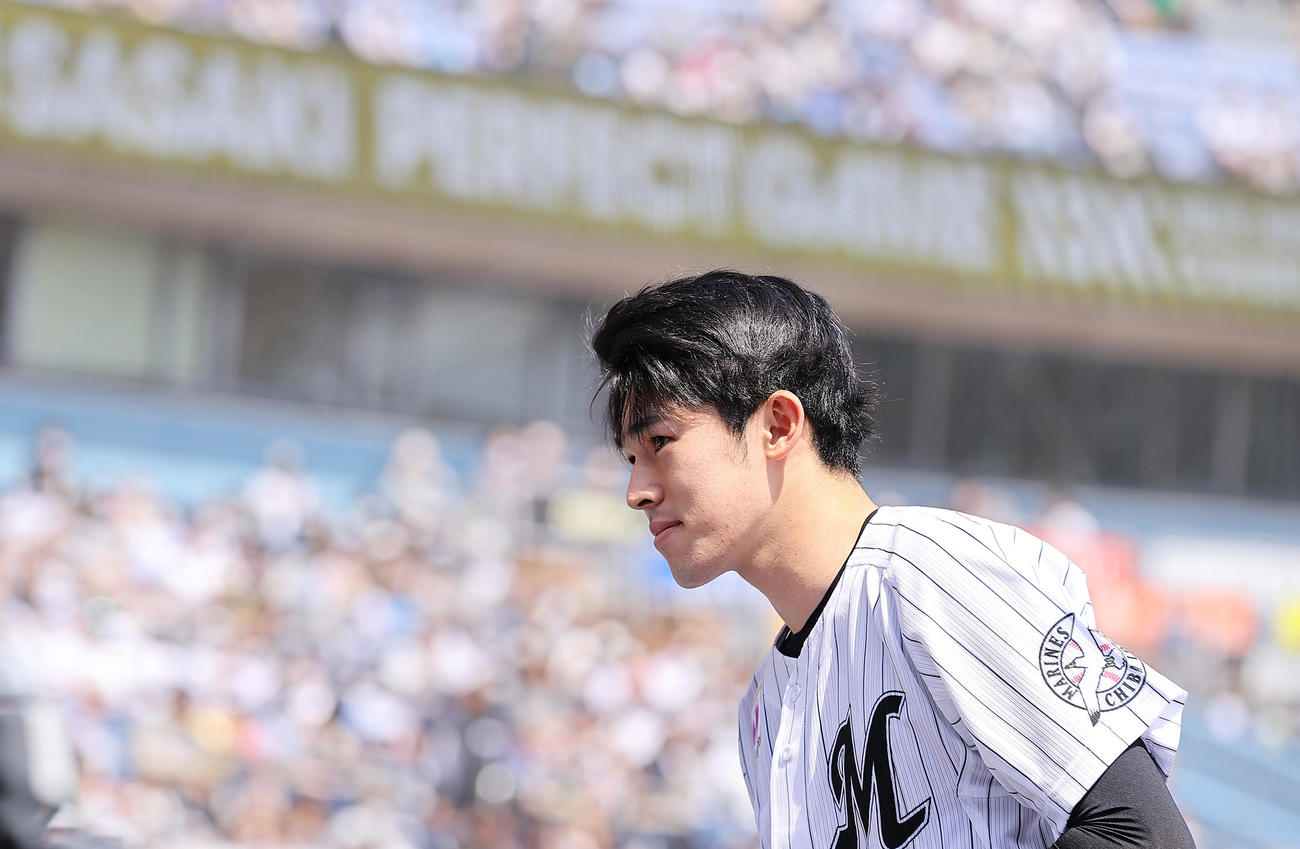 ロッテ対日本ハム　完全試合の連盟表彰を受けファンの拍手に応えるロッテ佐々木朗希（撮影・垰建太）