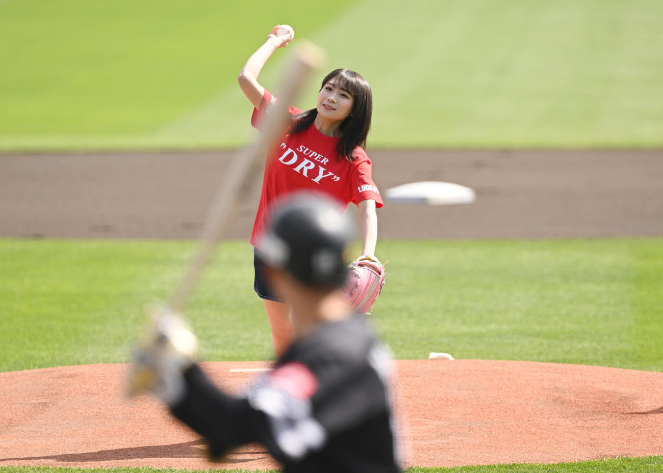 楽天対ソフトバンク　始球式で投球する乃木坂46の秋元真夏（撮影・滝沢徹郎）