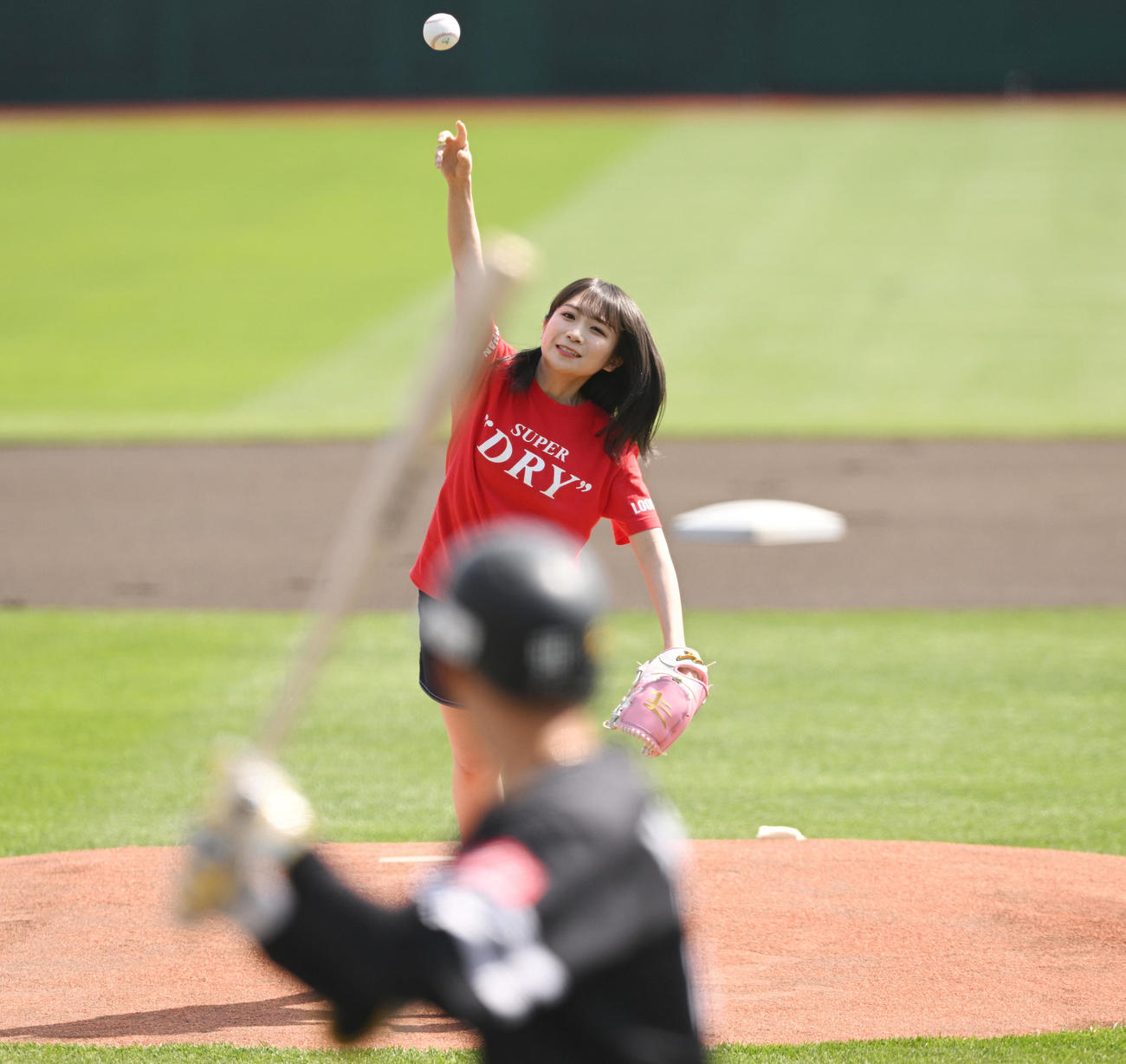楽天対ソフトバンク　始球式で投球する乃木坂46の秋元真夏（撮影・滝沢徹郎）