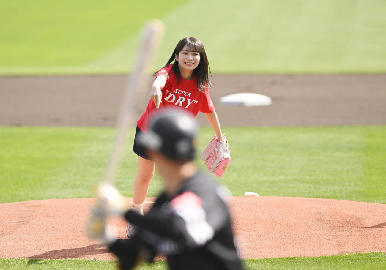 楽天対ソフトバンク　始球式で投球する乃木坂46の秋元真夏（撮影・滝沢徹郎）