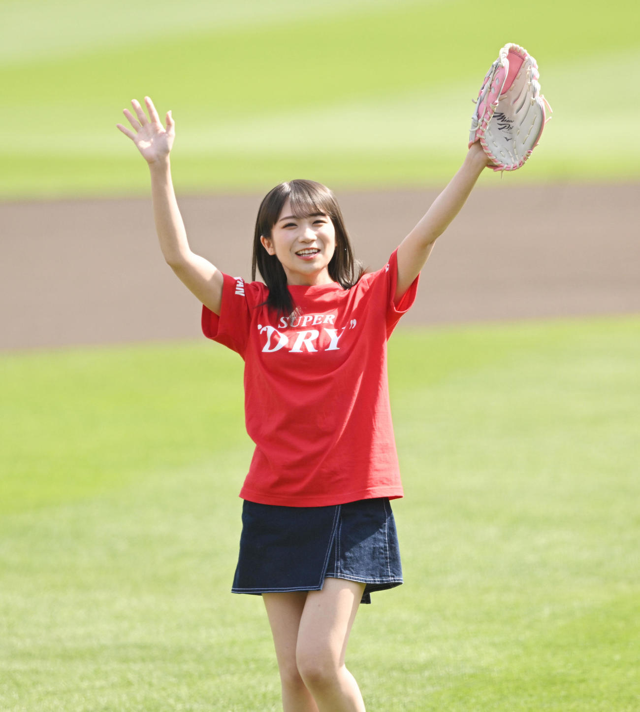 楽天対ソフトバンク　始球式の投球を終えファンに手を振る乃木坂46の秋元真夏（撮影・滝沢徹郎）