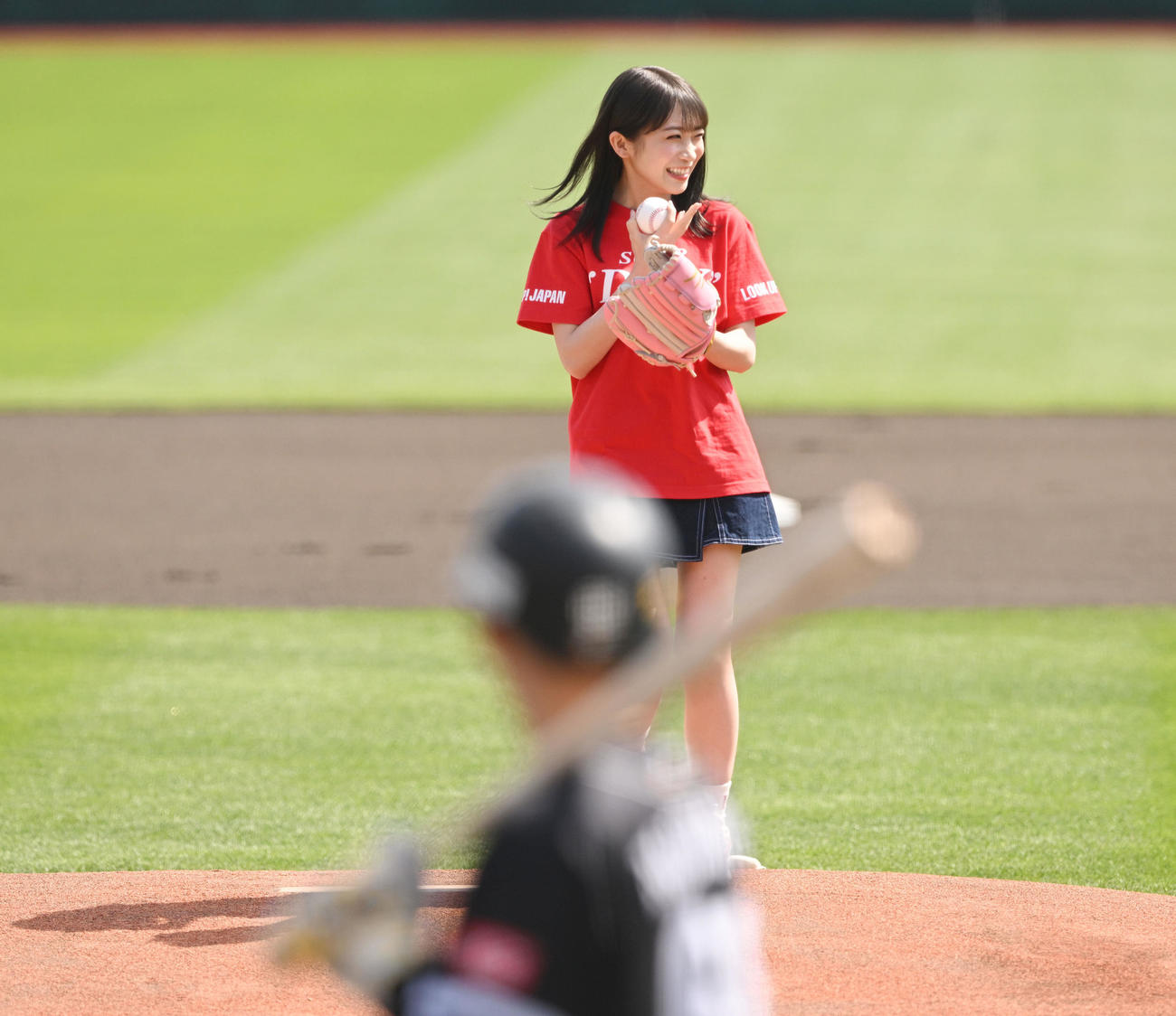 楽天対ソフトバンク　始球式に臨む乃木坂46の秋元真夏（撮影・滝沢徹郎）
