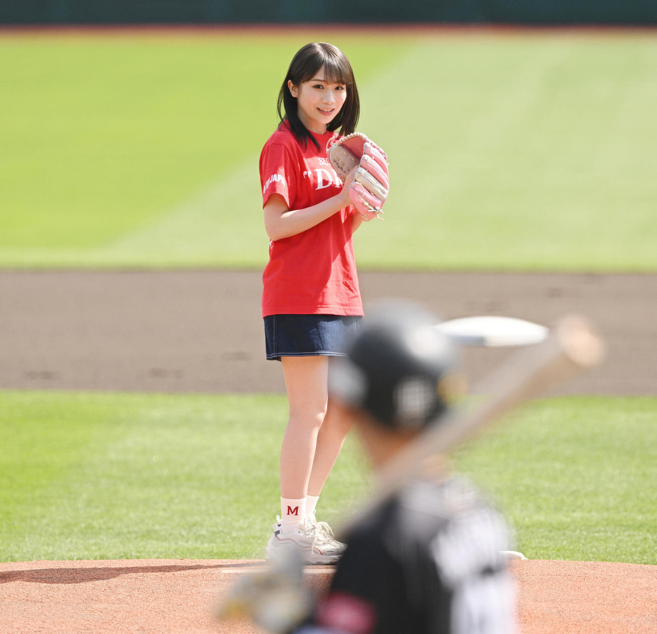 楽天対ソフトバンク　始球式に臨む乃木坂46の秋元真夏（撮影・滝沢徹郎）