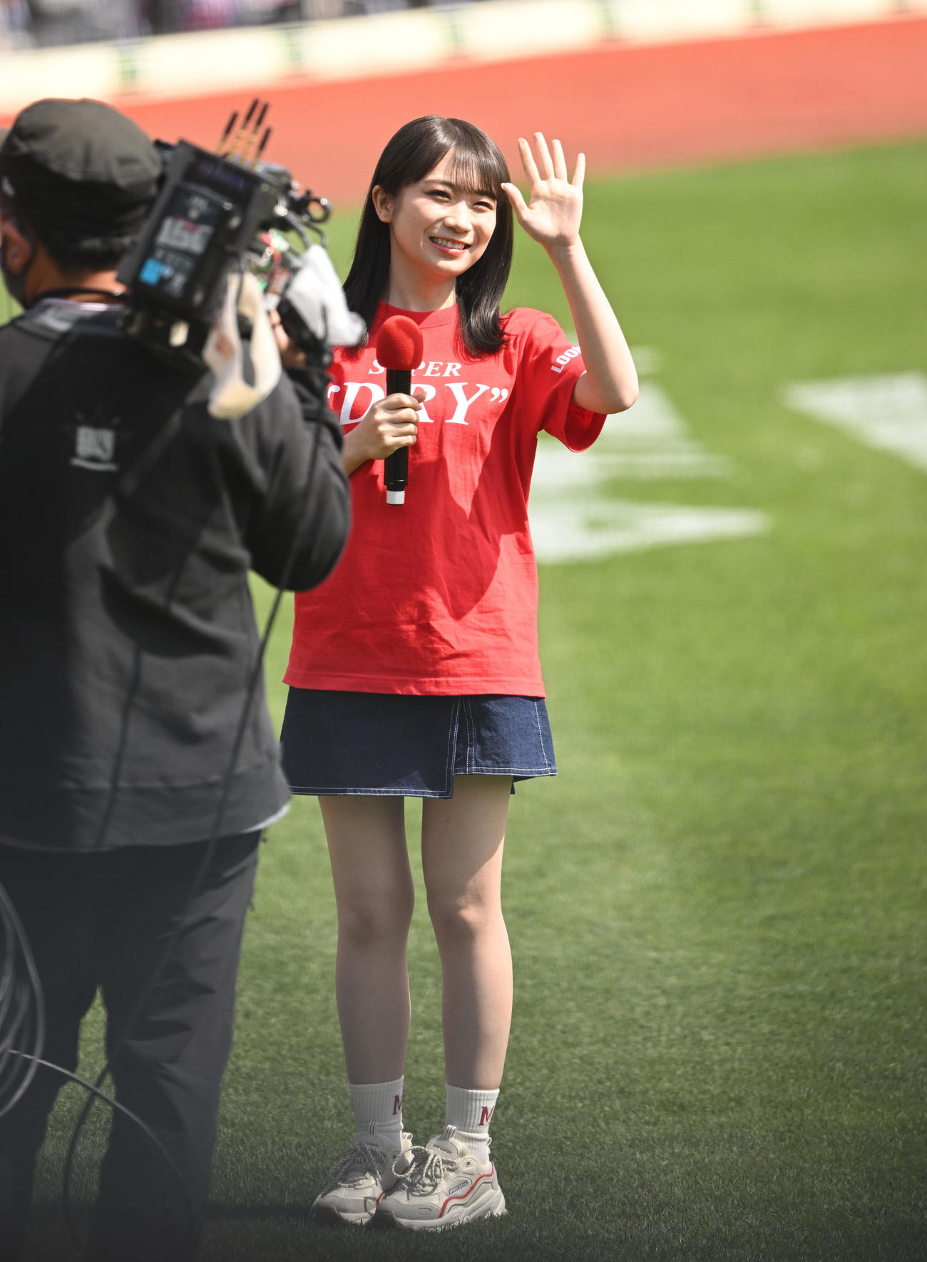 楽天対ソフトバンク　始球式前にファンにあいさつする乃木坂46の秋元真夏（撮影・滝沢徹郎）