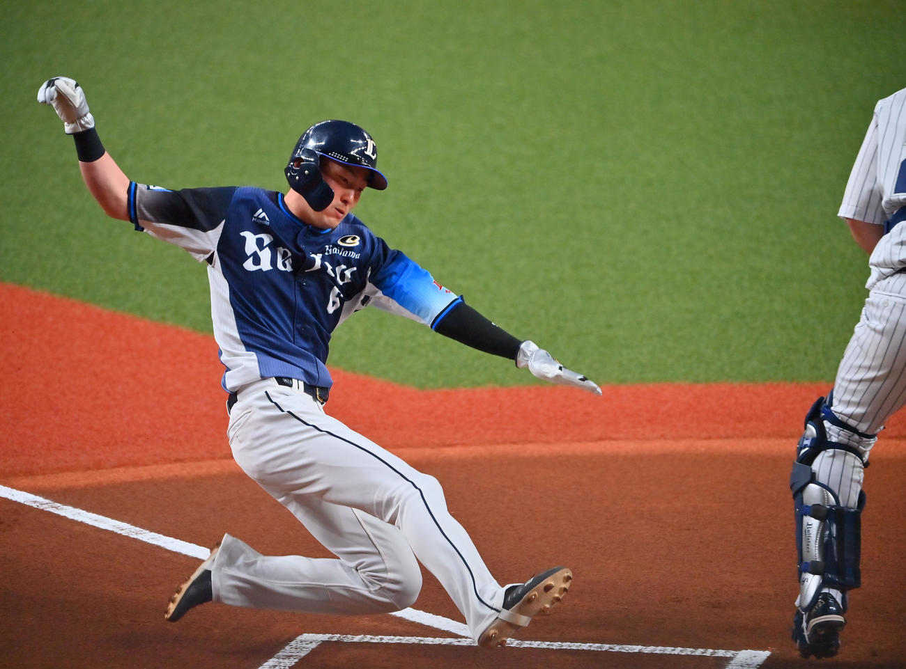 オリックス対西武　1回表西武無死一塁、オグレディの二塁打で生還する源田（撮影・和賀正仁）