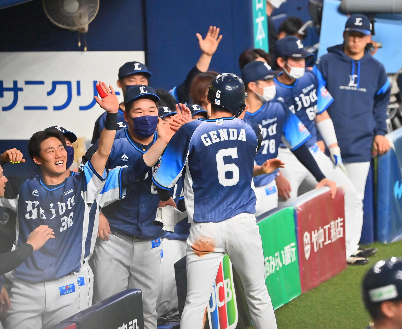 オリックス対西武　1回表西武無死一塁、オグレディの二塁打で生還した源田はナインとタッチ（撮影・和賀正仁）