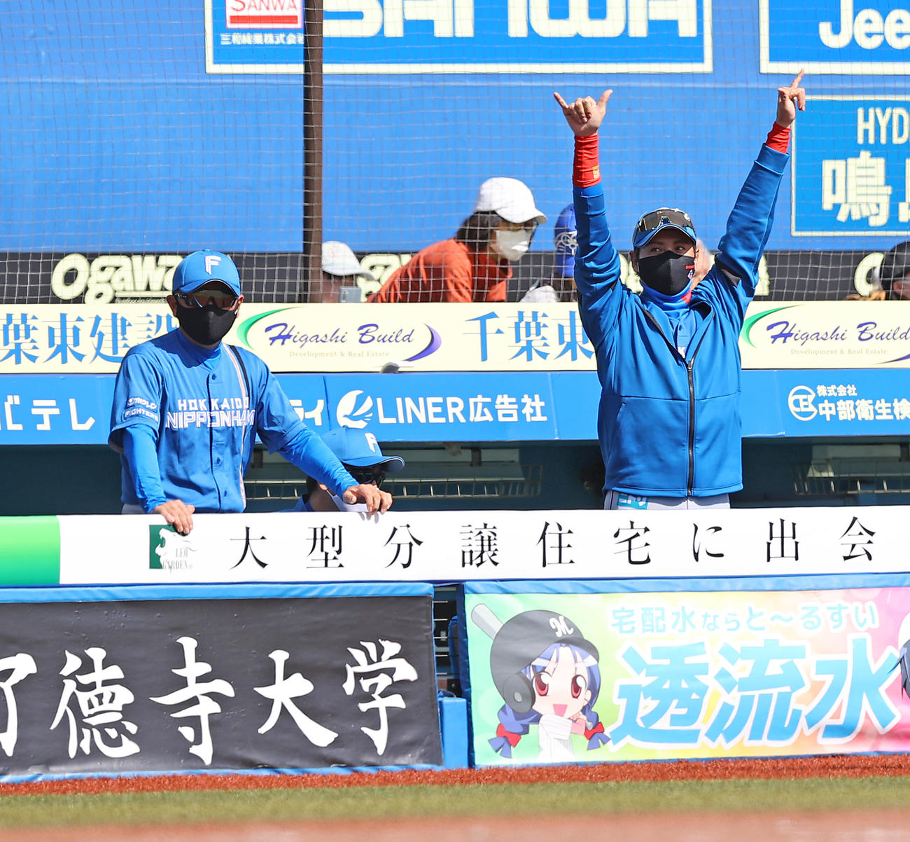 ロッテ対日本ハム　2回表日本ハム無死二、三塁、松本剛の適時打にベンチでBIGBOSSポーズを決める新庄剛志監督（右）（撮影・垰建太）