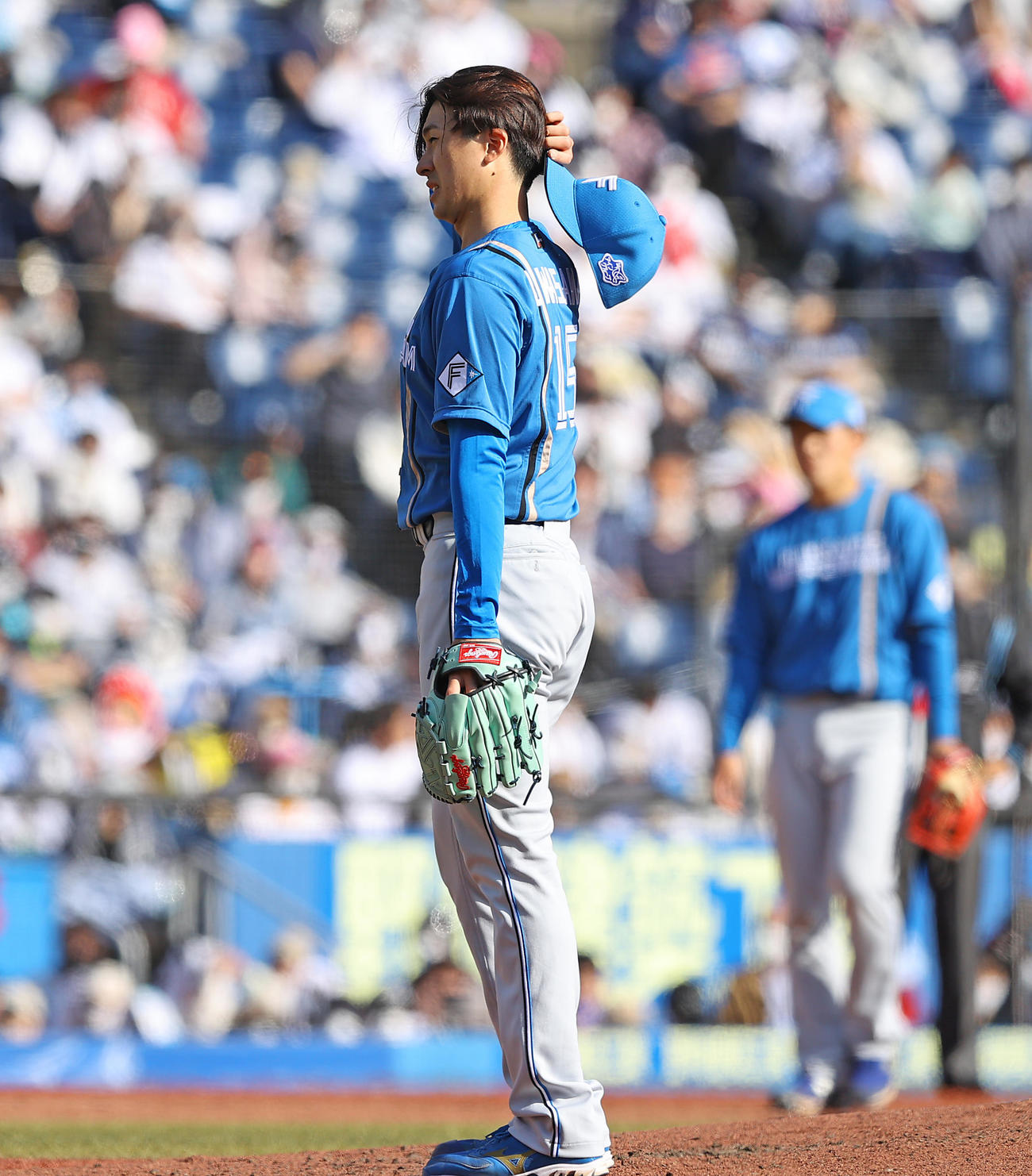 ロッテ対日本ハム　5回裏ロッテ無死一塁、中村奨吾に四球を与え渋い表情の上沢（撮影・垰建太）