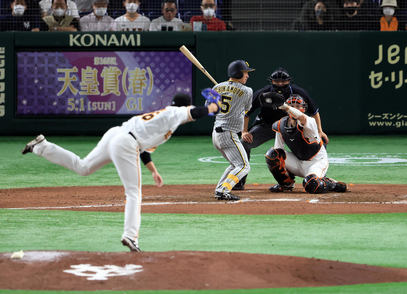 巨人対阪神　7回表阪神2死満塁、近本は押し出し四球を選ぶ。投手今村（撮影・浅見桂子）