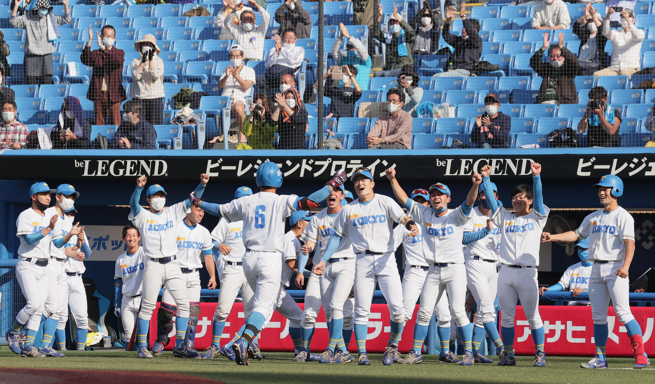 早大対東大　9回表東大1死、阿久津（手前）の右越え本塁打を喜ぶ東大の選手たち（撮影・野上伸悟）