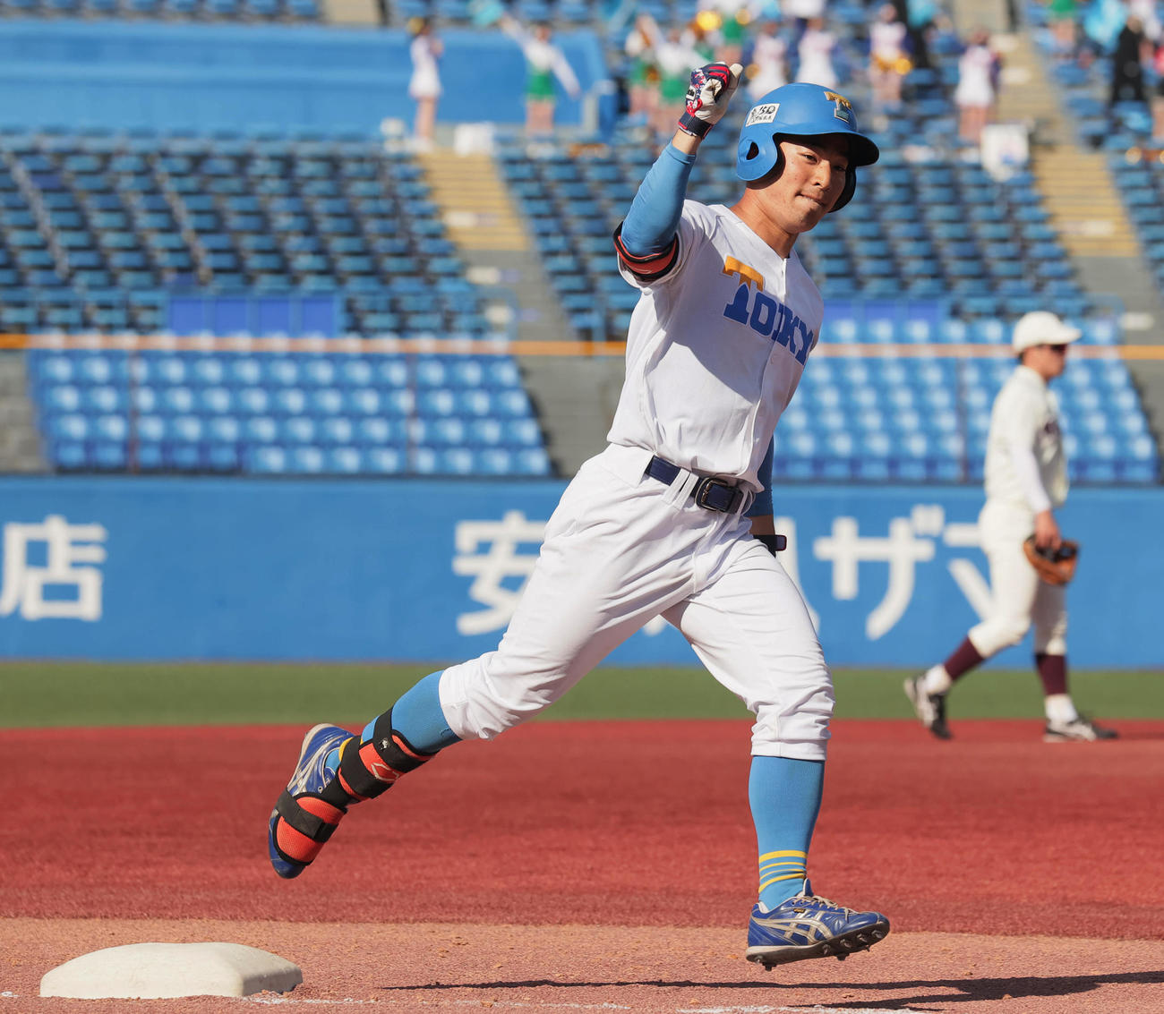 9回裏東大1死、右越え本塁打を放ちガッツポーズで喜ぶ阿久津（撮影・野上伸悟）