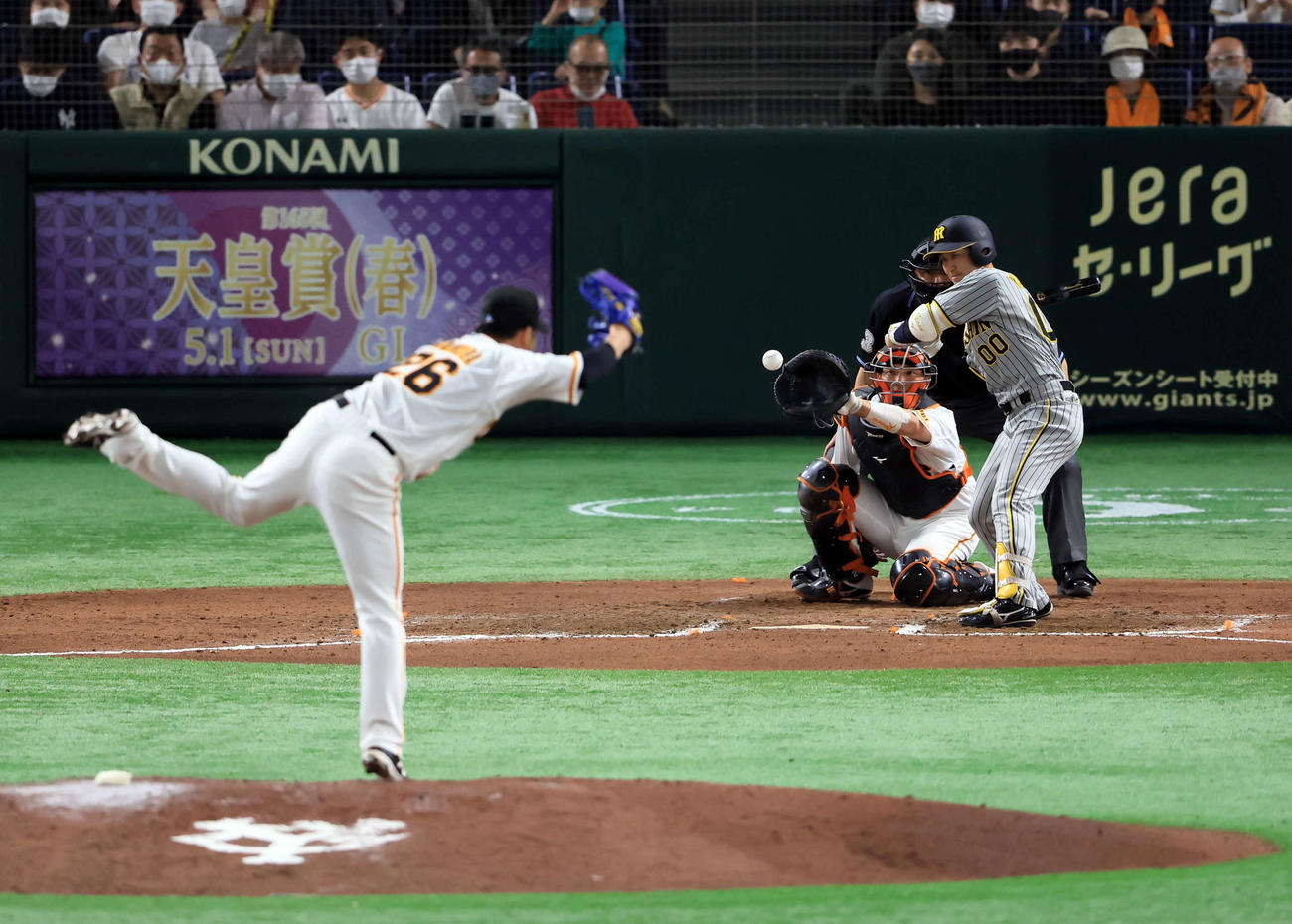 巨人対阪神　7回表阪神2死一、二塁、山本は四球を選ぶ。投手今村（撮影・浅見桂子）