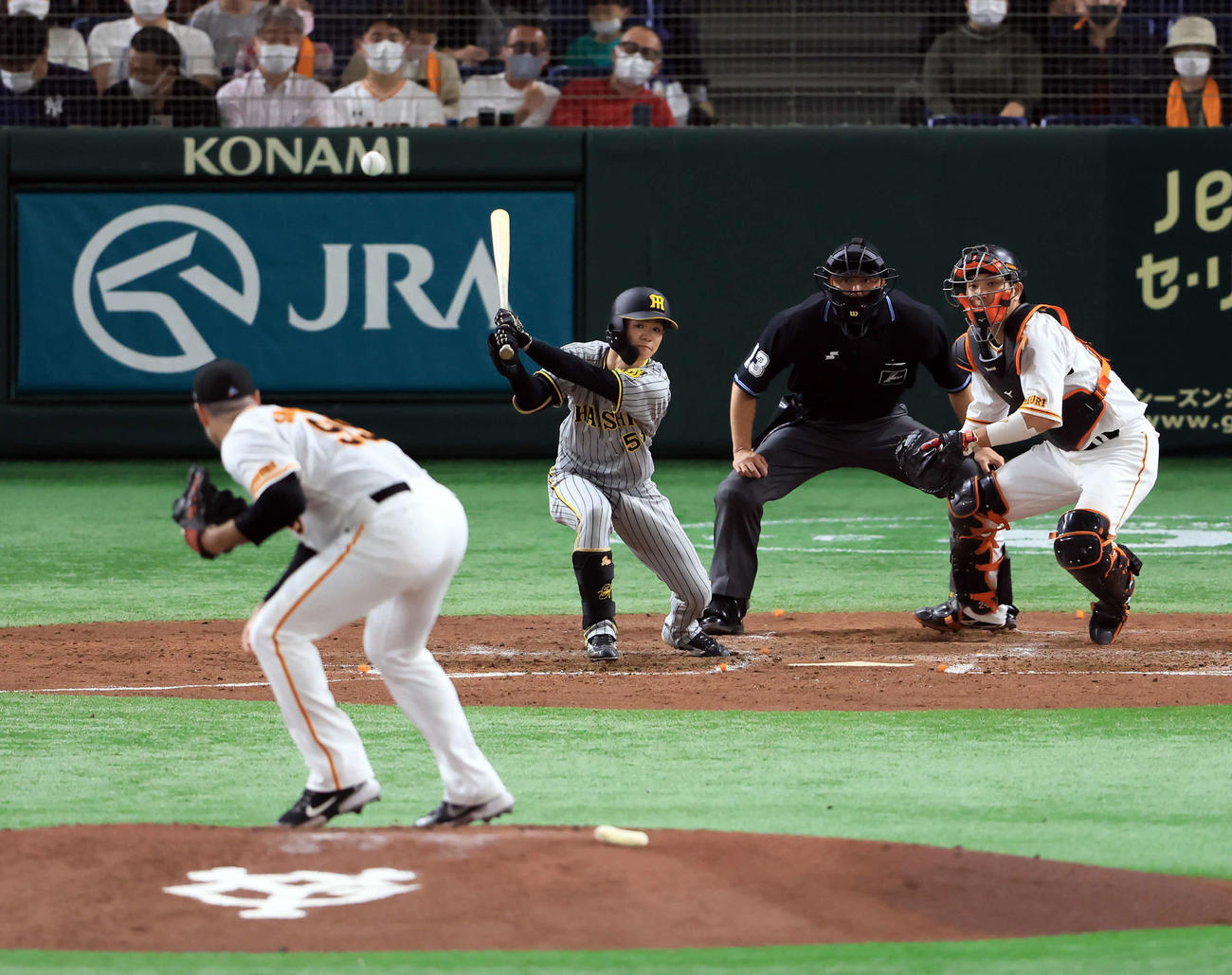 巨人対阪神　4回表阪神無死一塁、中野は二塁内野安打を放つ。投手シューメーカー（撮影・浅見桂子）