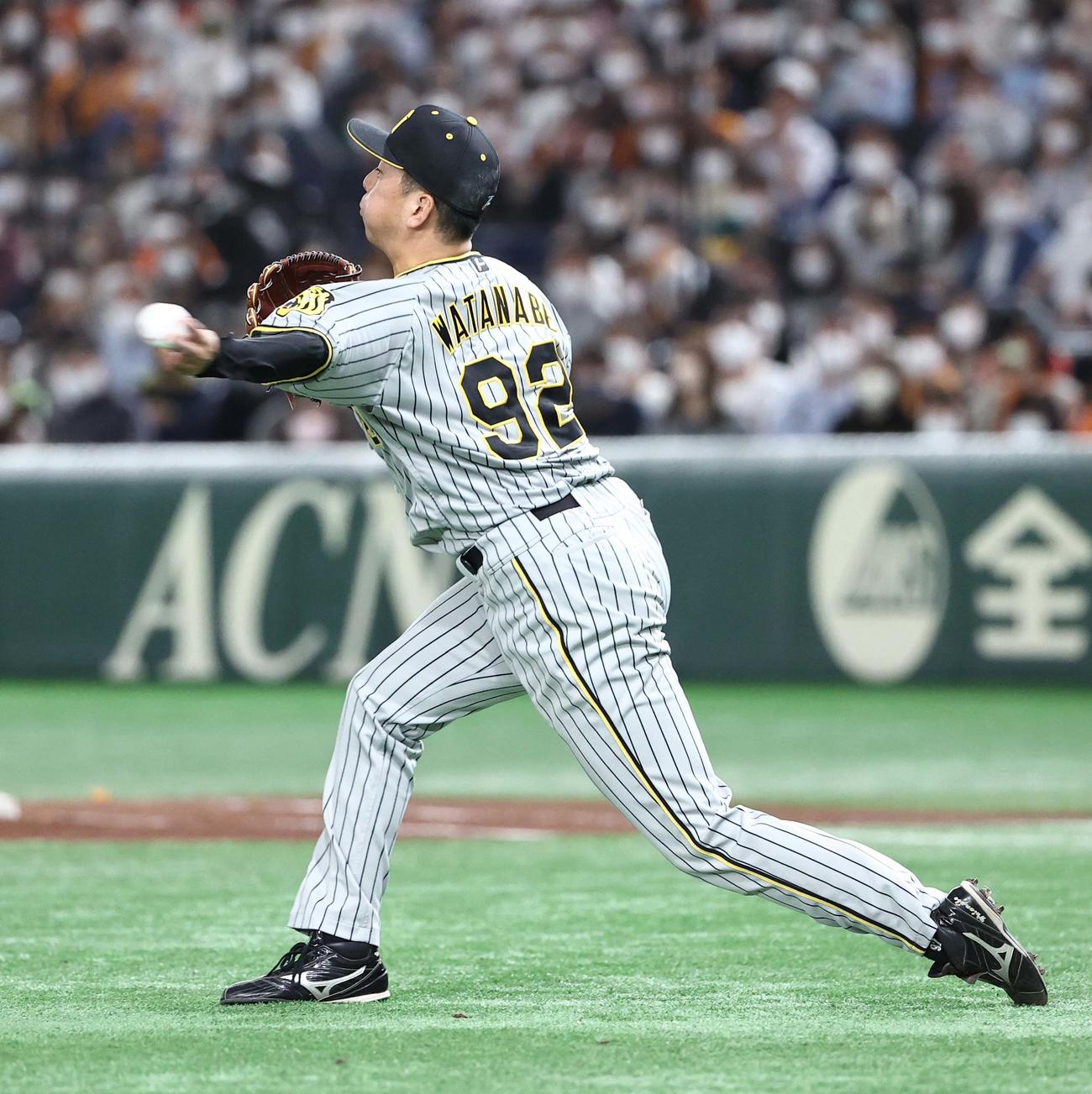 巨人対阪神　6回裏巨人無死一塁、渡辺は大城のバントを二塁へ送球し広岡を封殺する（撮影・上田博志）