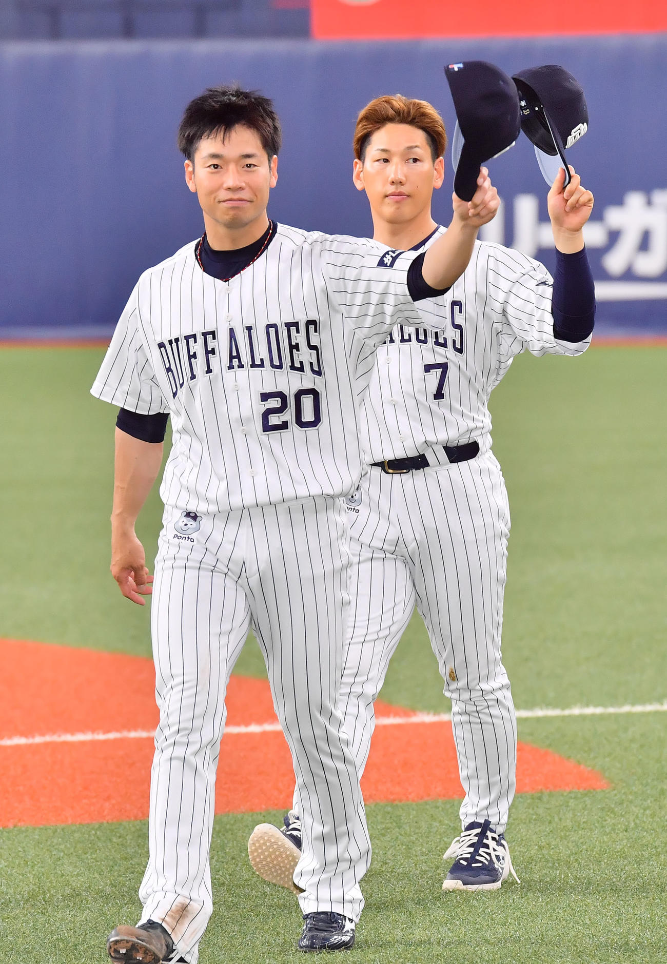 オリックス対西武　西武に勝利しファンの声援に応える近藤、後方は吉田正（撮影・和賀正仁）