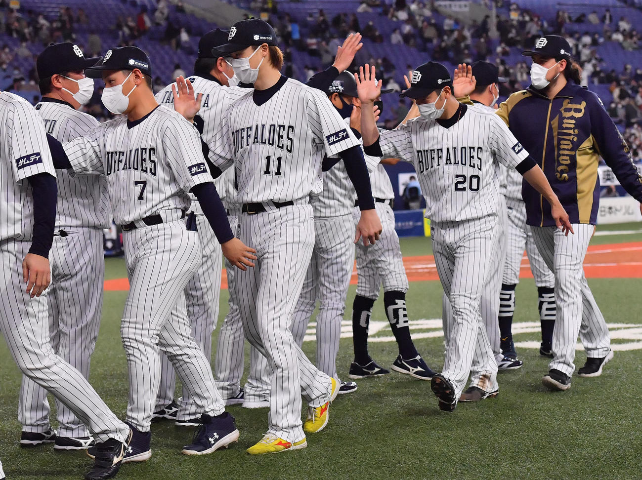オリックス対西武　西武に勝利しタッチを交わす近藤（手前右から2人目）、同左はは吉田正（撮影・和賀正仁）