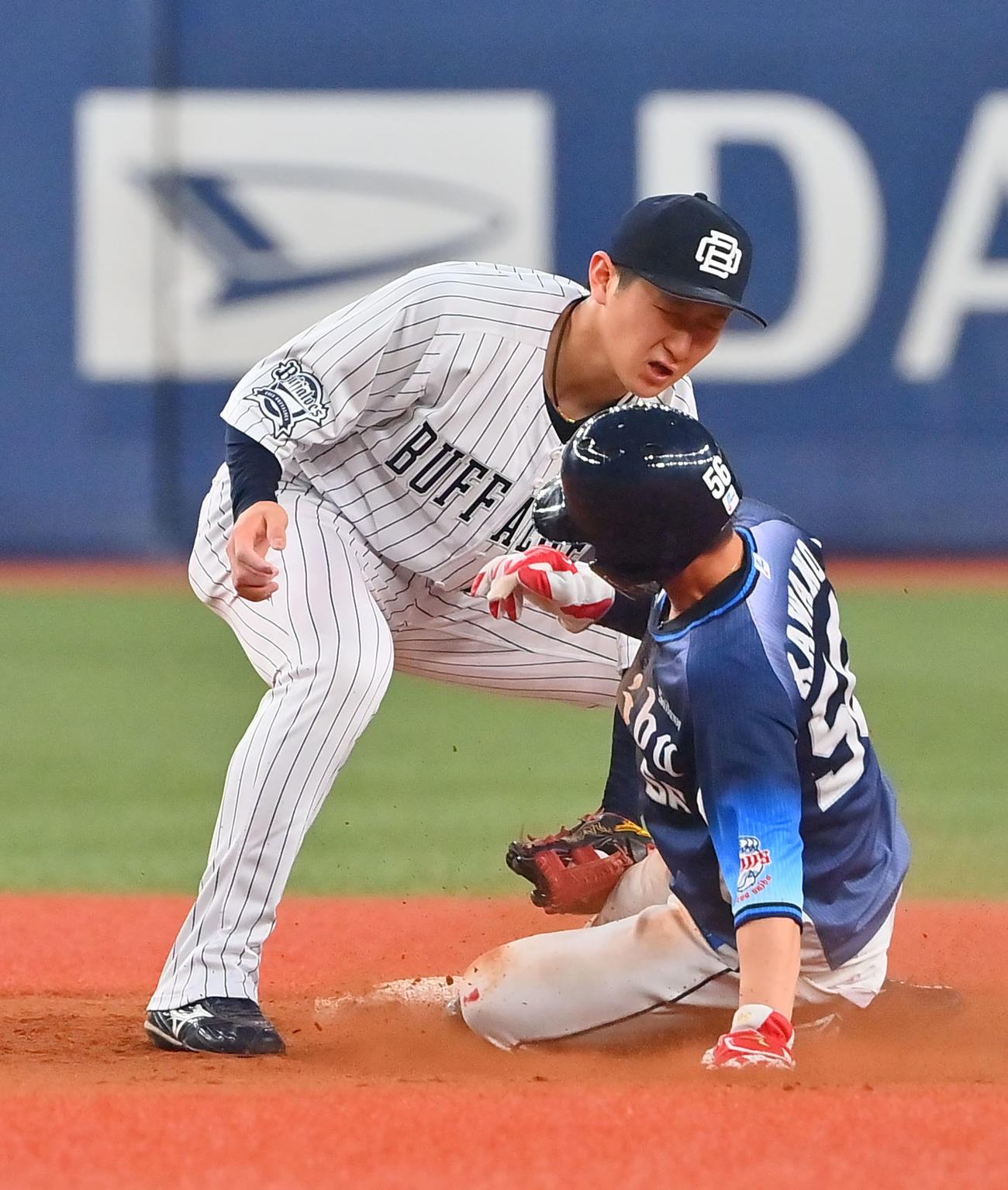 オリックス対西武　5回西武1死一塁、盗塁を試みた川野は伏見の送球にタッチアウト、野手は紅林（撮影・和賀正仁）