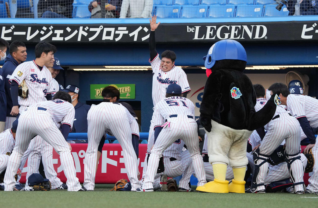 ヤクルト対DeNA　試合前の円陣でナインに気合を入れるヤクルト奥村（撮影・小沢裕）