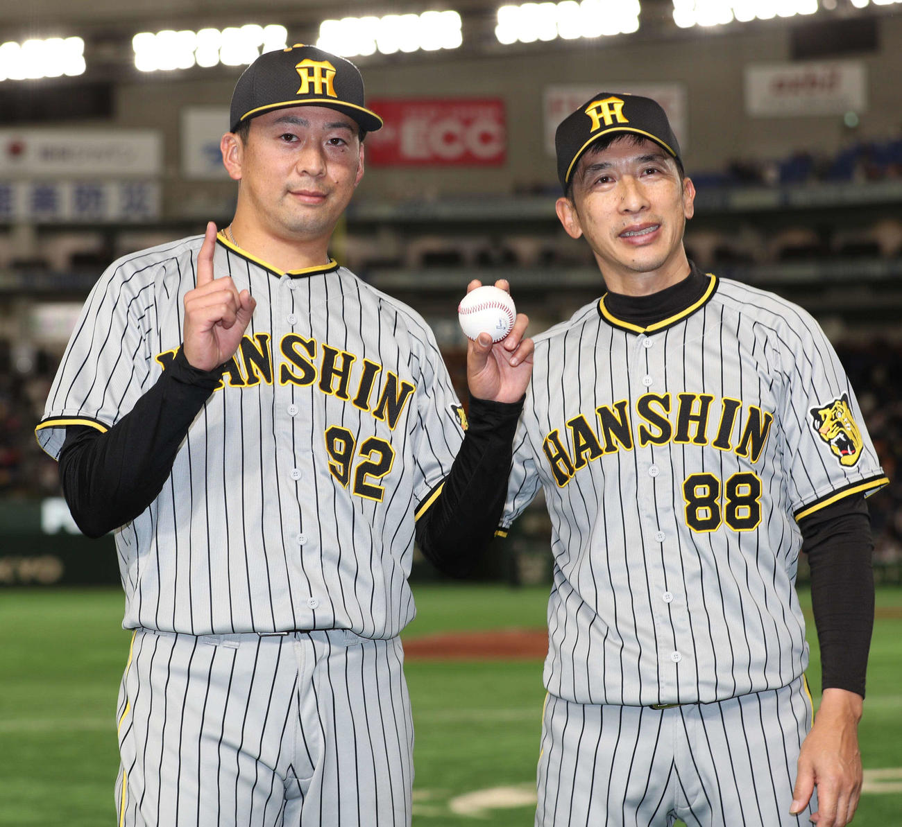 巨人対阪神　プロ初勝利の渡辺（左）は矢野監督の祝福を受ける（撮影・上田博志）