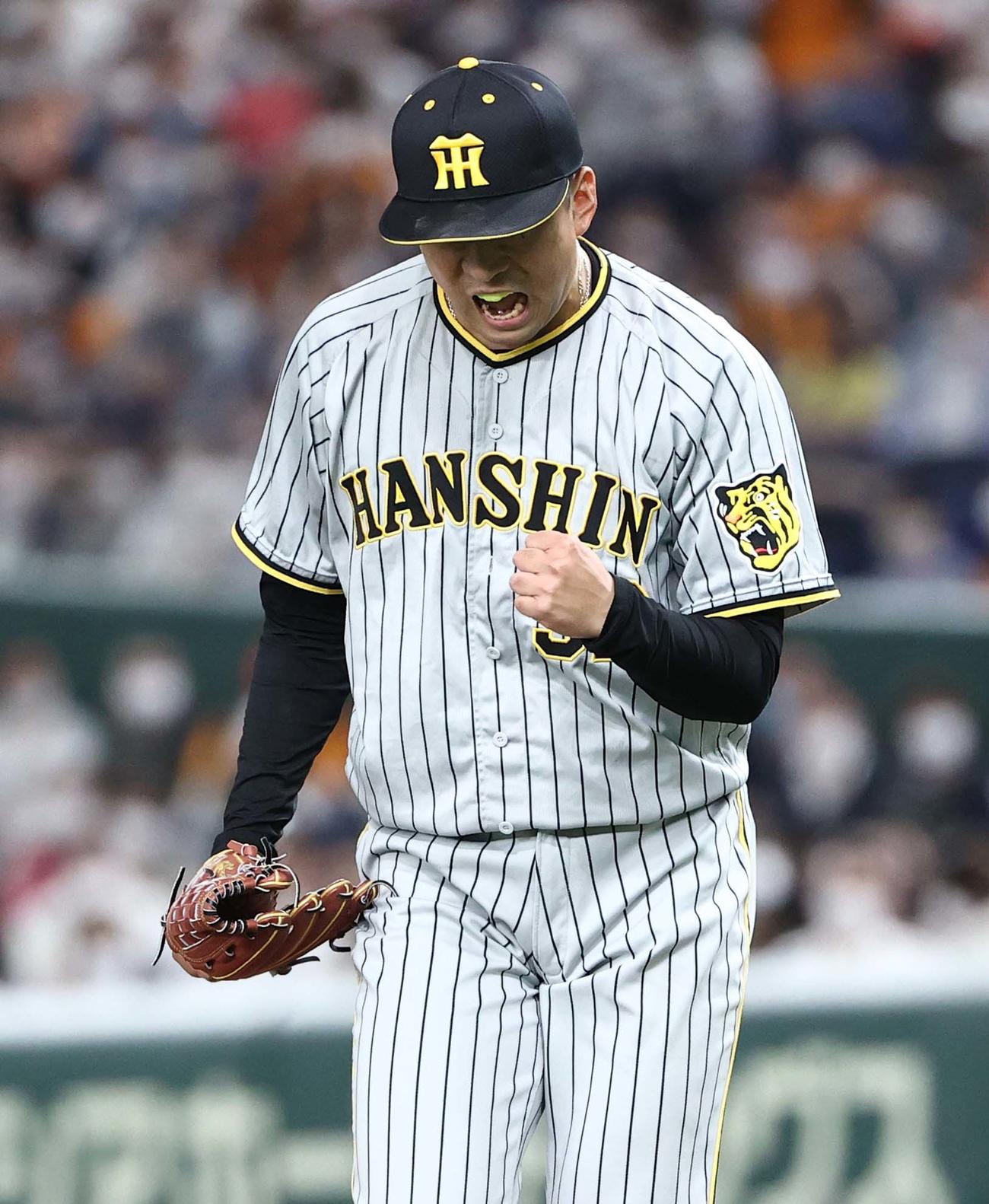 巨人対阪神　6回裏巨人2死一塁、吉川から三振を奪いガッツポーズする渡辺（撮影・上田博志）