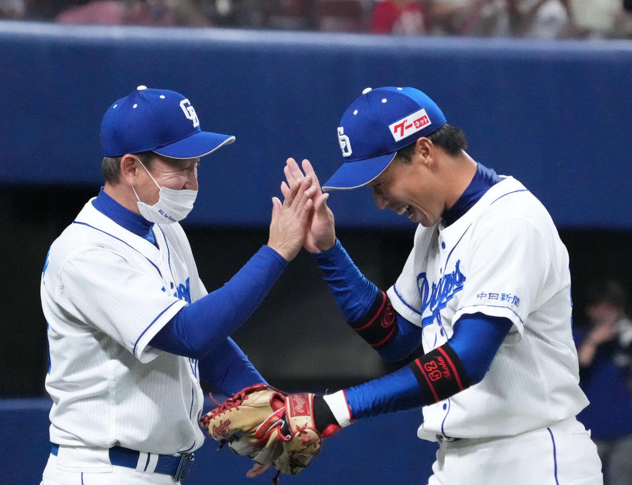 決勝打を放った加藤（右）をタッチで迎える立浪監督（撮影・森本幸一）