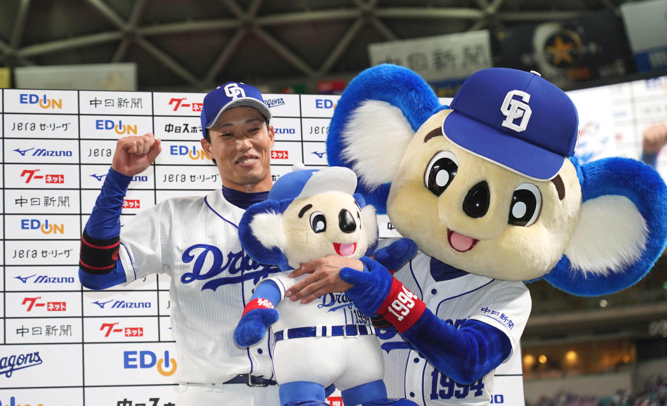 お立ち台でドアラに祝福される加藤（撮影・森本幸一）