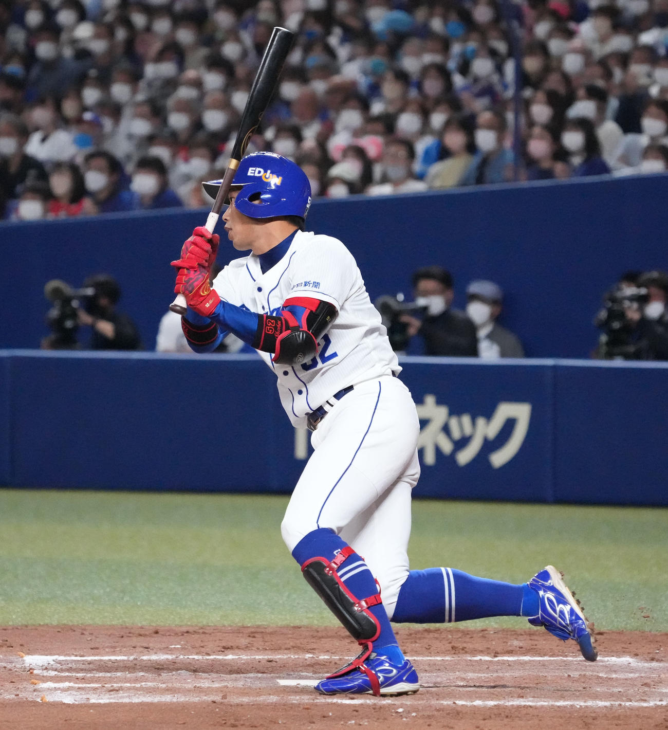 8回裏中日1死満塁、中前勝ち越し適時打を放つ加藤（撮影・森本幸一）