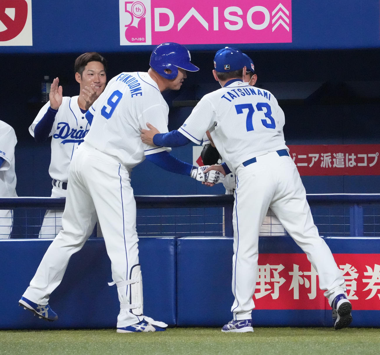 中日対広島　8回裏中日1死満塁、中犠飛を放ち立浪監督と握手を交わす福留（撮影・森本幸一）