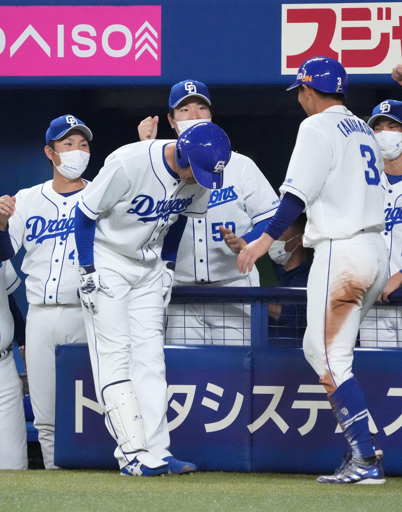 中日対広島　8回裏中日1死満塁、中犠飛を放った福留（左）は、生還した高橋周にお辞儀をする（撮影・森本幸一）