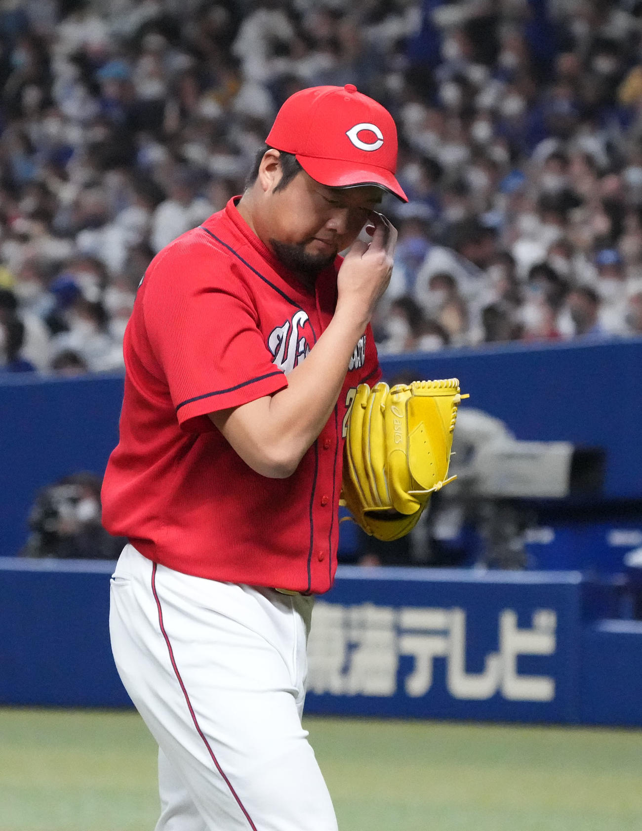8回裏中日1死二、三塁、マウンドを降りる中崎（撮影・森本幸一）