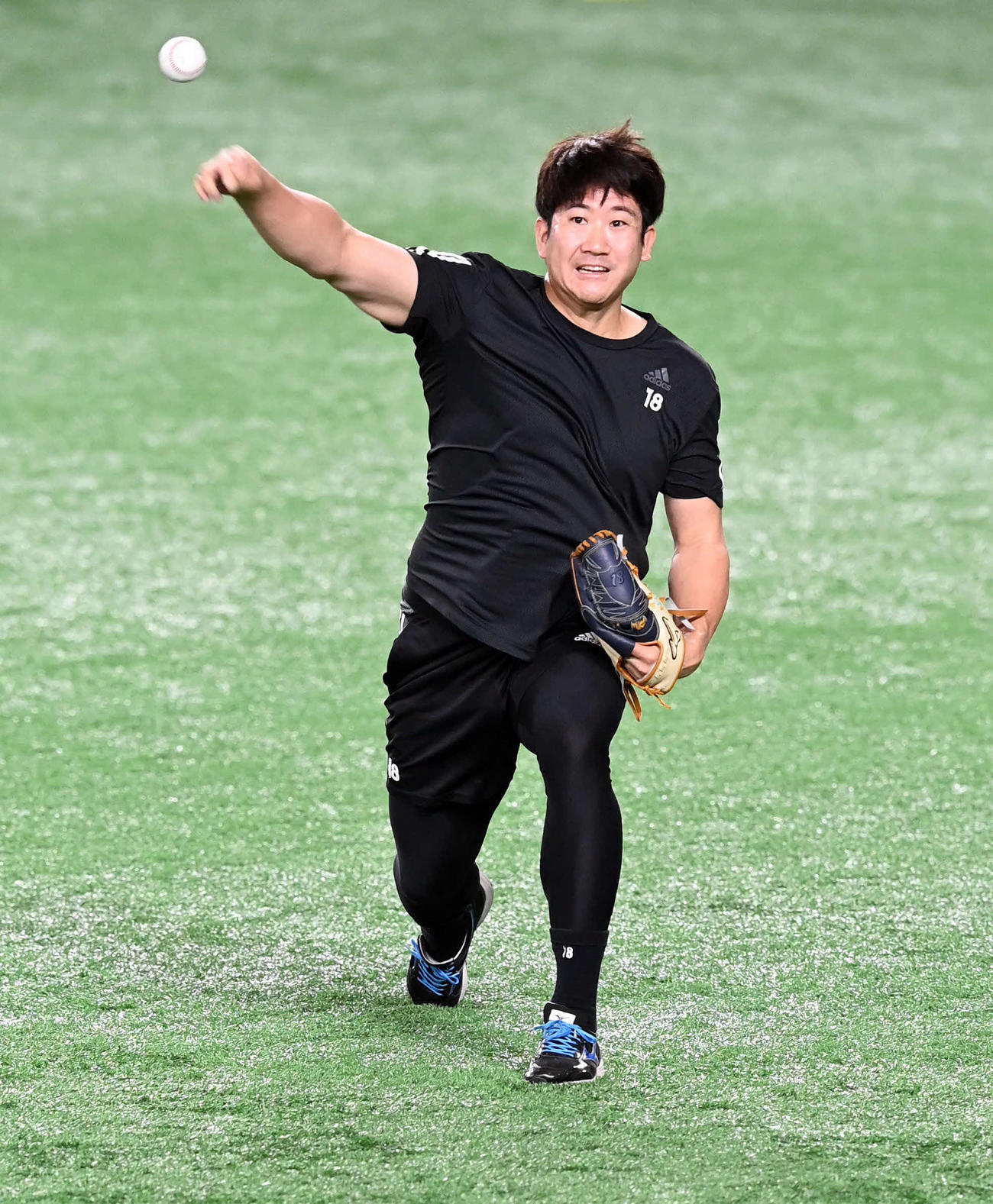 巨人対阪神　外野でキャッチボールをする巨人菅野（撮影・たえ見朱実）