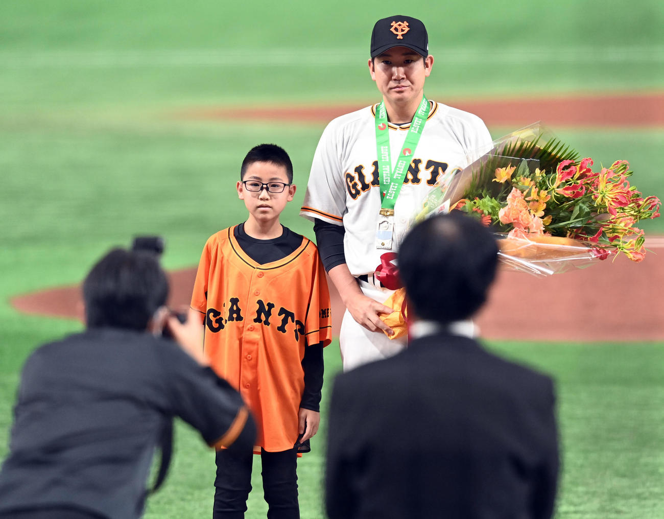 巨人対阪神　通算1500回投球回を達成し連盟表を受ける巨人菅野（撮影・たえ見朱実）