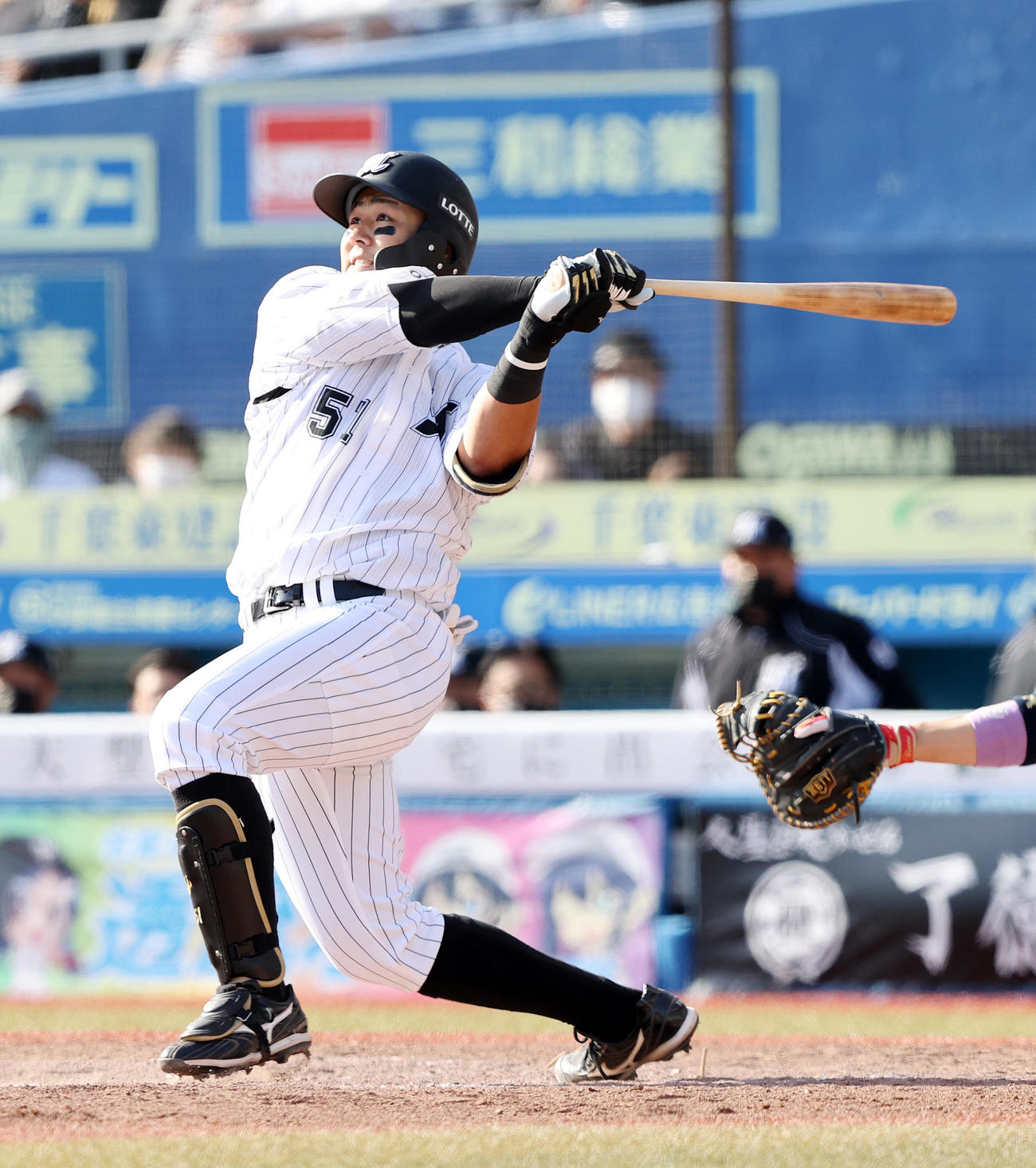 ロッテ対日本ハム　5回裏ロッテ2死三塁、山口は左越え勝ち越し2点本塁打を放つ（撮影・鈴木正人）