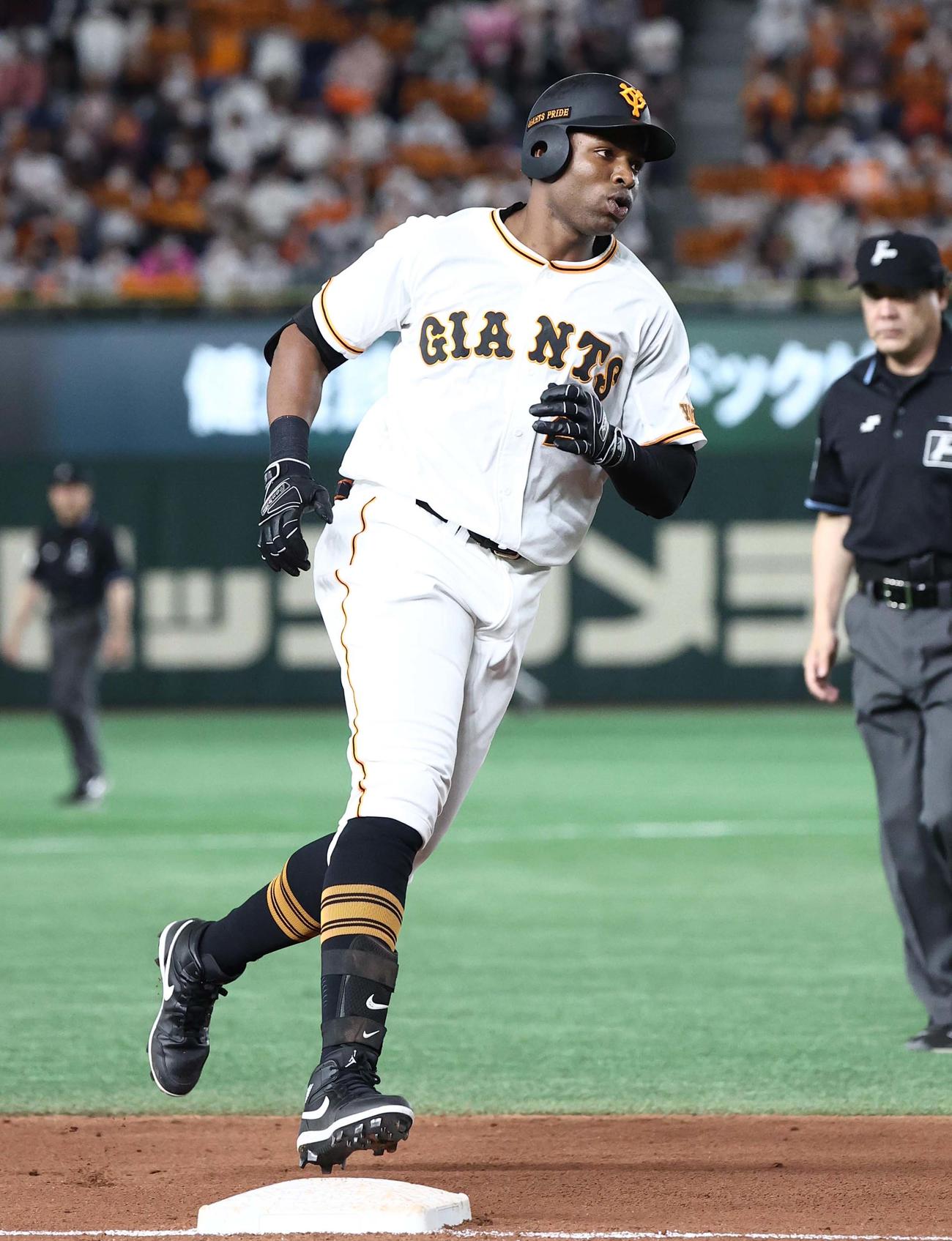 巨人対阪神　7回裏巨人1死、ポランコは右越えソロ本塁打を放つ（撮影・上田博志）