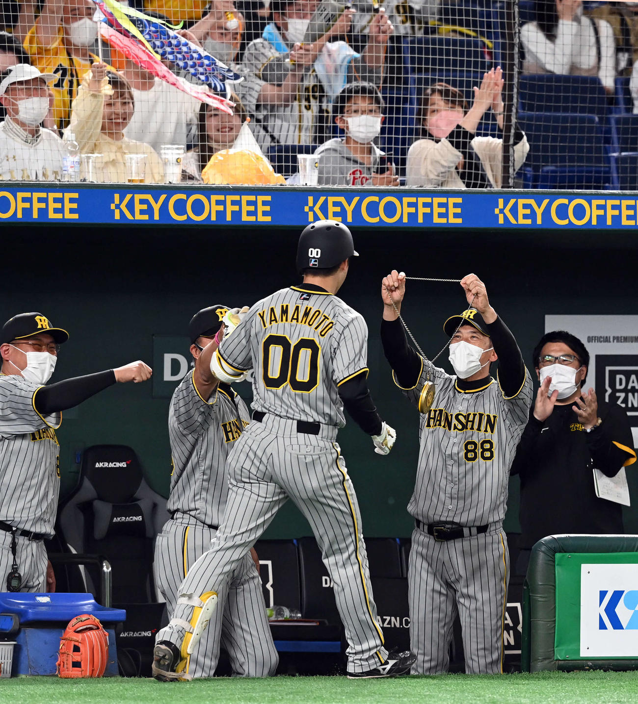 巨人対阪神　8回表阪神1死一塁、2点本塁打を放った山本を迎える矢野監督（撮影・たえ見朱実）