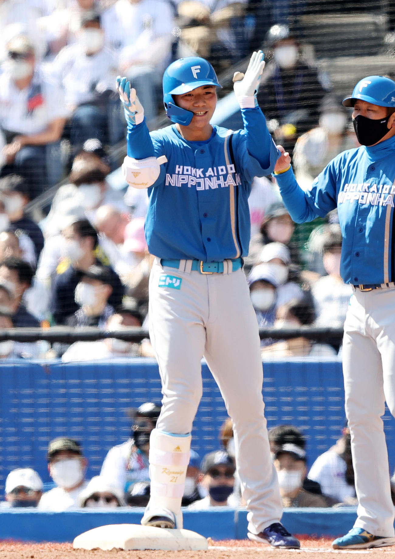 ロッテ対日本ハム　2回表日本ハム無死一、三塁、清宮は右前適時打を放ち手をたたいて喜ぶ（撮影・鈴木正人）