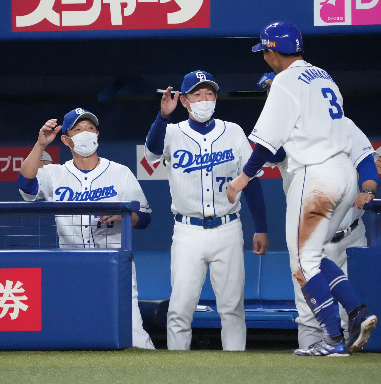 中日対広島　8回裏中日1死満塁、福留の中犠飛で生還した高橋周を迎える立浪監督（撮影・森本幸一）