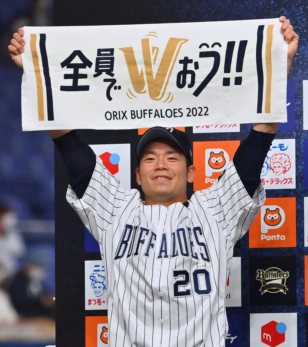 オリックス対西武　ファンの声援にタオルを掲げ笑顔で応えるオリックス近藤（撮影・和賀正仁）