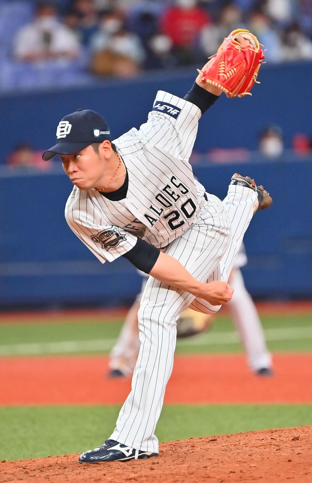 オリックス対西武　8回表に登板する近藤（撮影・和賀正仁）