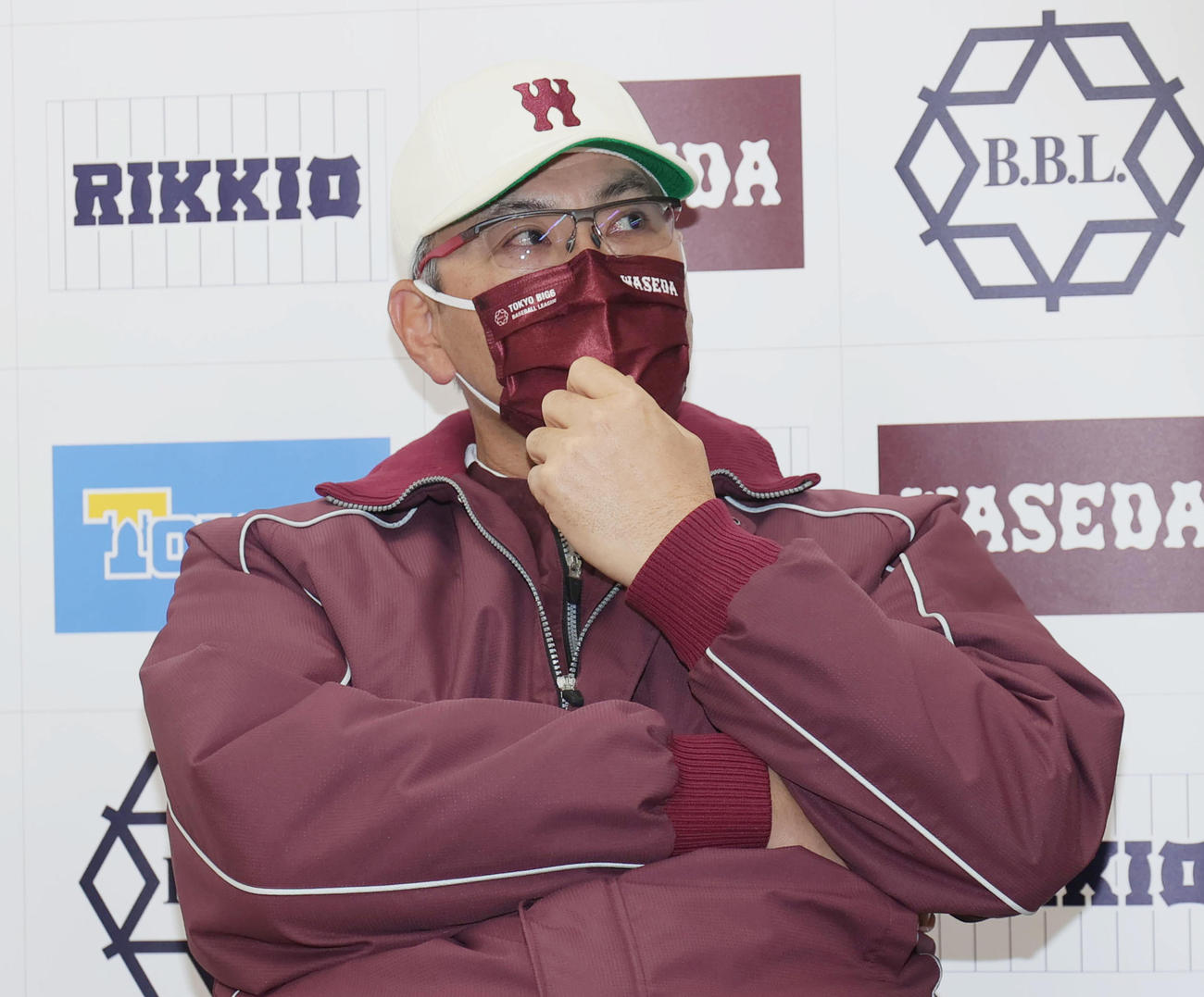試合後に取材に応じる早大・小宮山監督（撮影・野上伸悟）