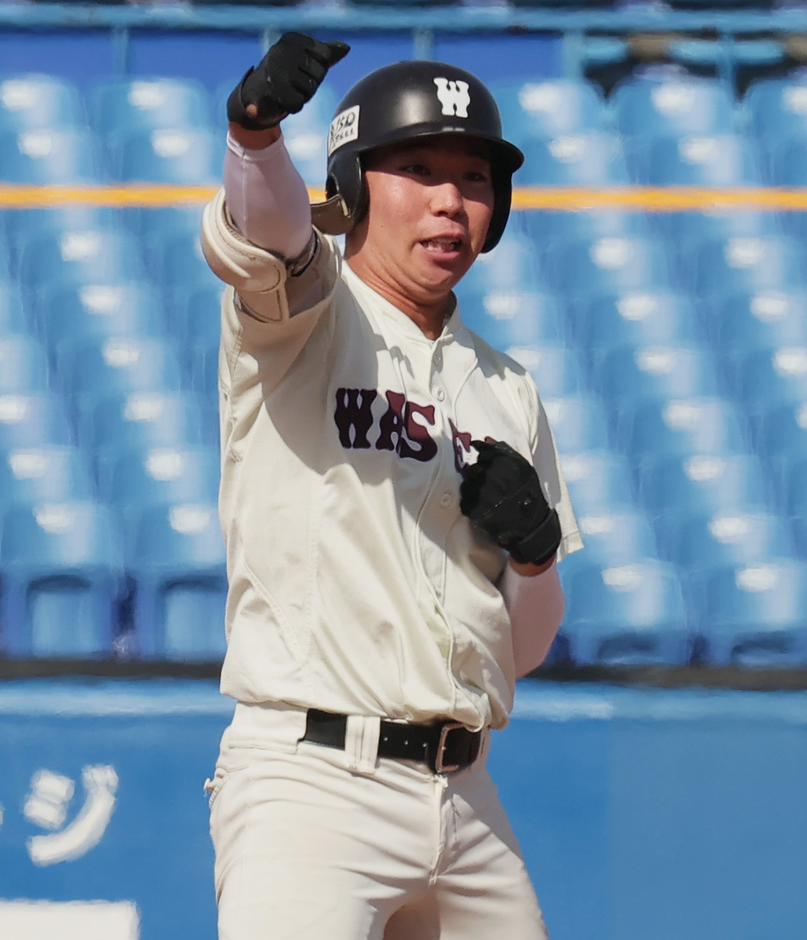 8回表早大2死一塁、代打で右適時二塁打を放ち喜ぶ森田（撮影・野上伸悟）