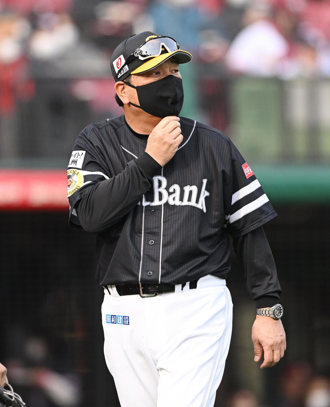 楽天対ソフトバンク　交代を伝えるソフトバンク藤本監督（撮影・滝沢徹郎）