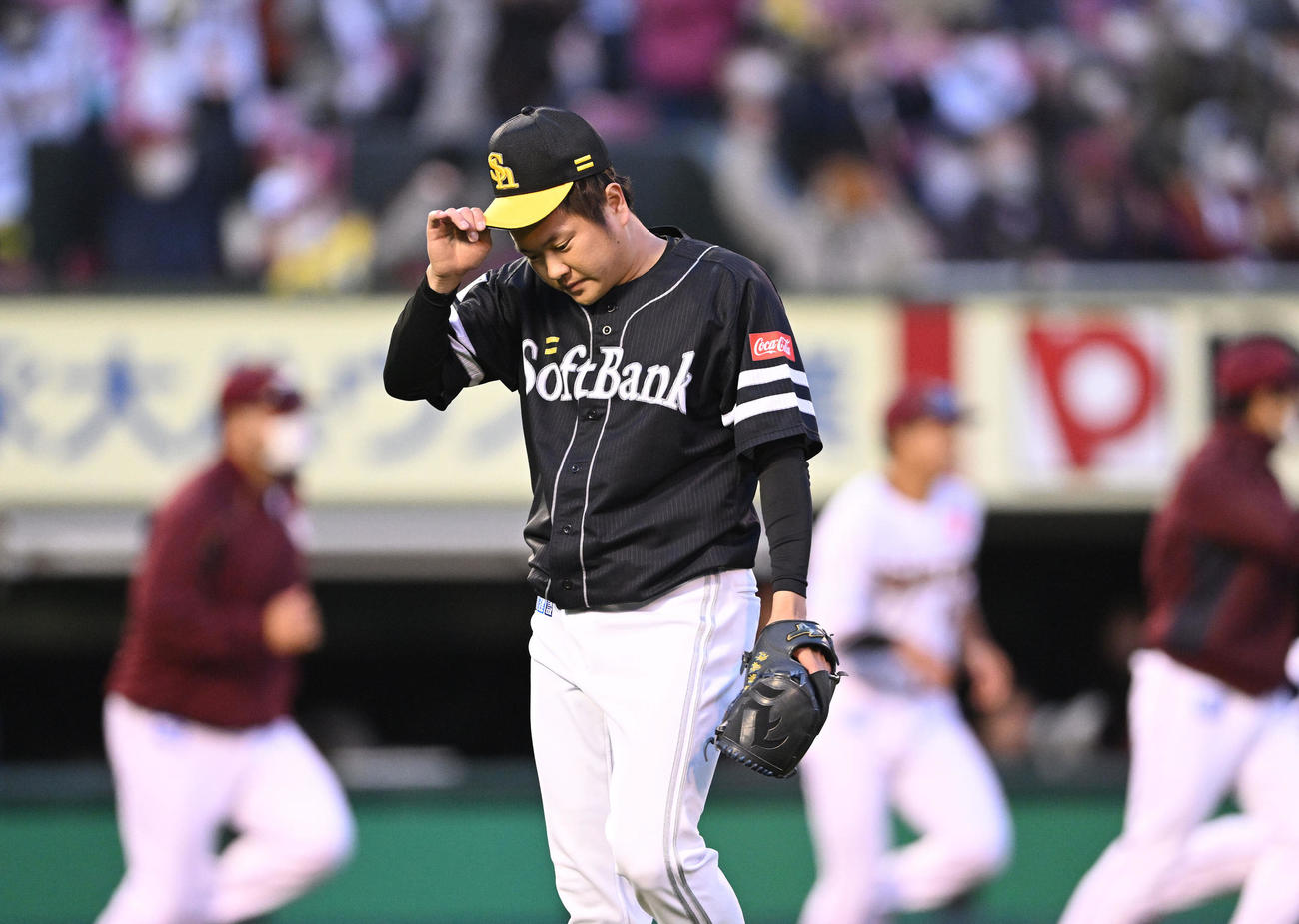 楽天対ソフトバンク　11回裏楽天2死一、三塁、浅村にサヨナラ打を浴び引き揚げる津森（撮影・滝沢徹郎）
