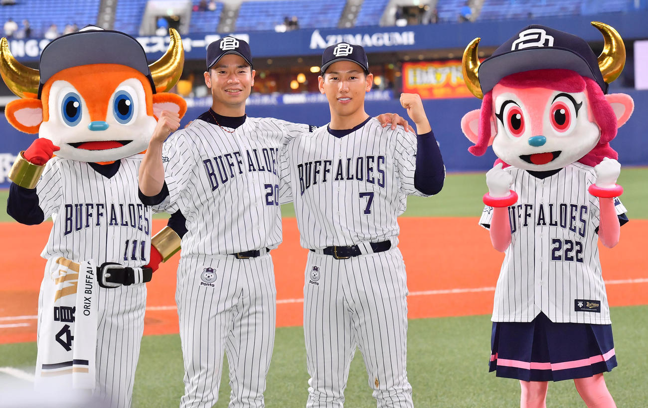 オリックス対西武　西武に勝利しポーズと取る近藤（左）と吉田正（撮影・和賀正仁）