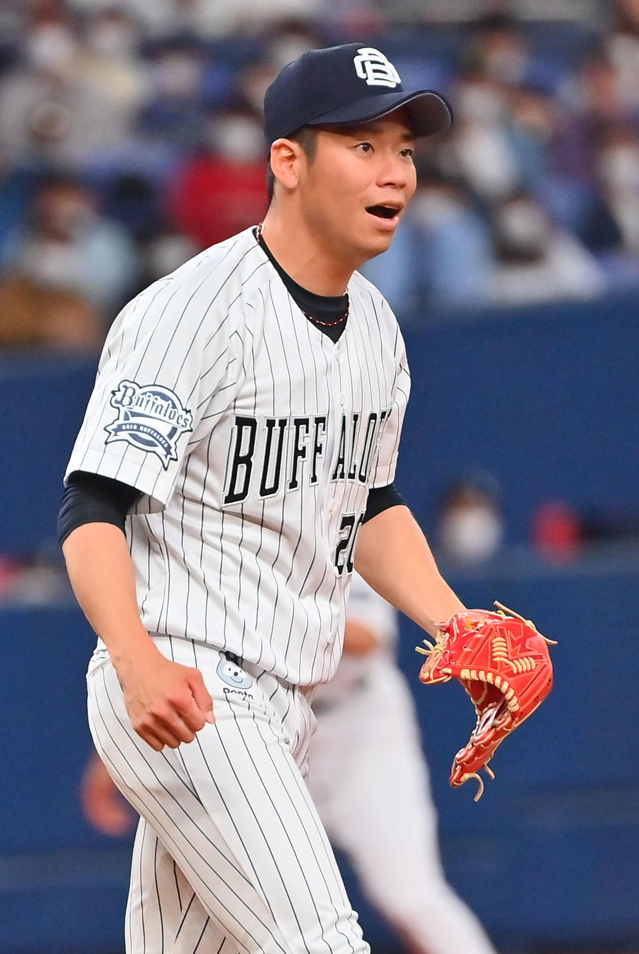 オリックス対西武　8回、先頭打者を抑え拳を握る近藤（撮影・和賀正仁）
