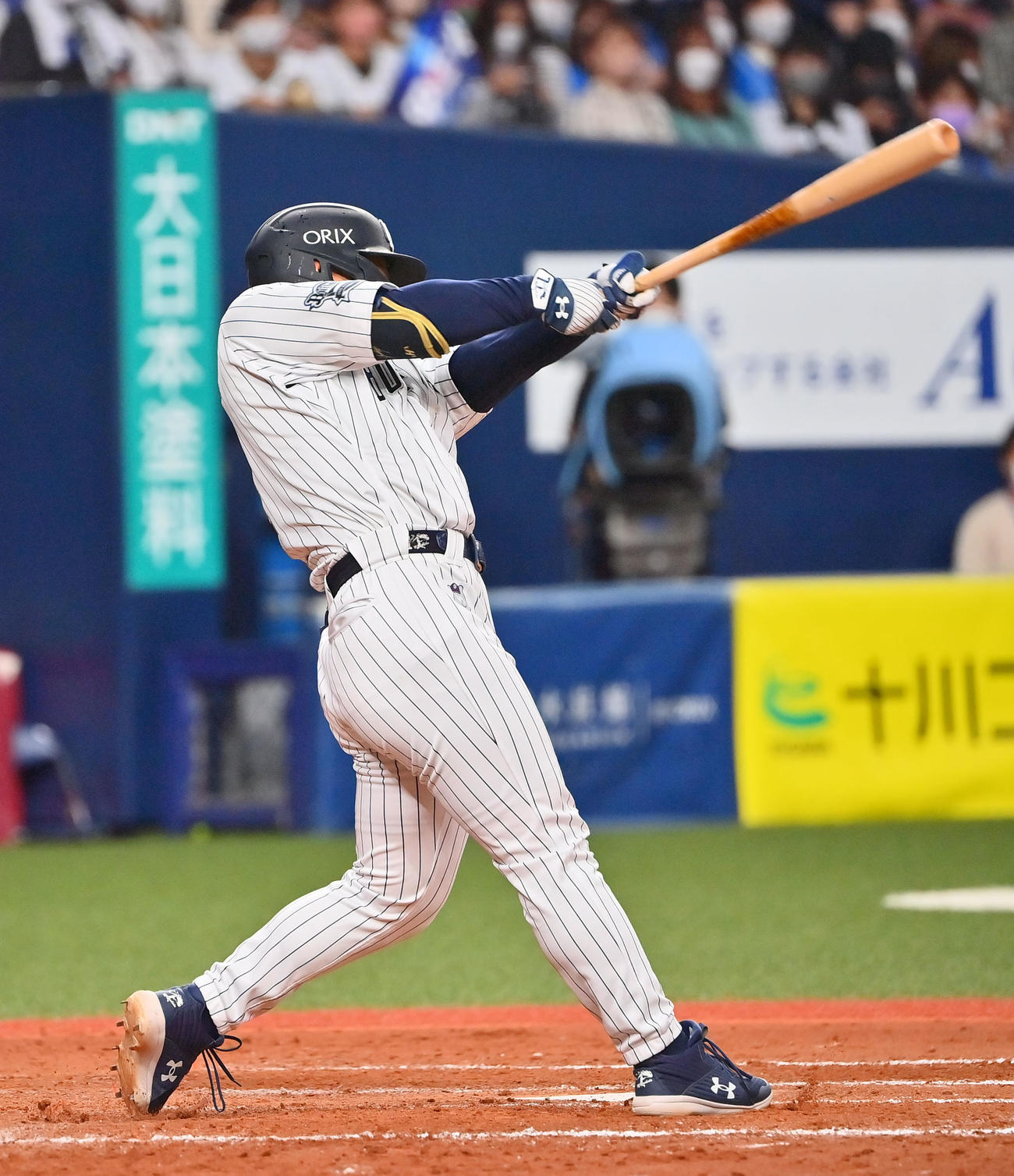 オリックス対西武　8回裏オリックス1死右中間に勝ち越し本塁打を放つ吉田正（撮影・和賀正仁）