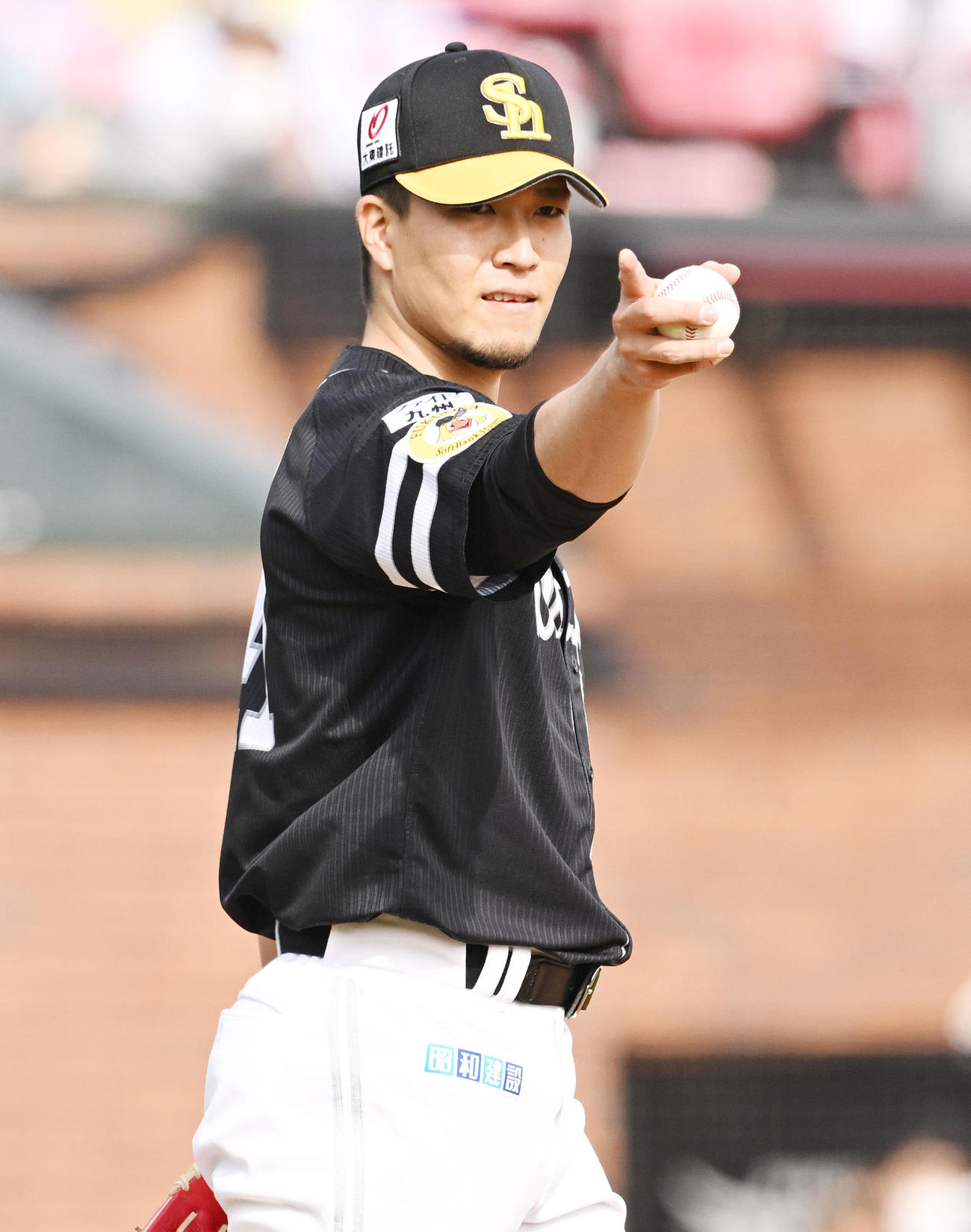 楽天対ソフトバンク　引き締まった表情でナインを指さすソフトバンク千賀（撮影・滝沢徹郎）