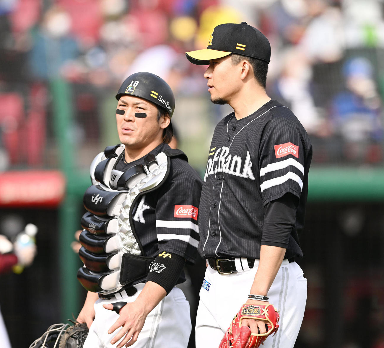 楽天対ソフトバンク　4回を投げ終えたソフトバンク千賀（右）は捕手甲斐と引き揚げる（撮影・滝沢徹郎）